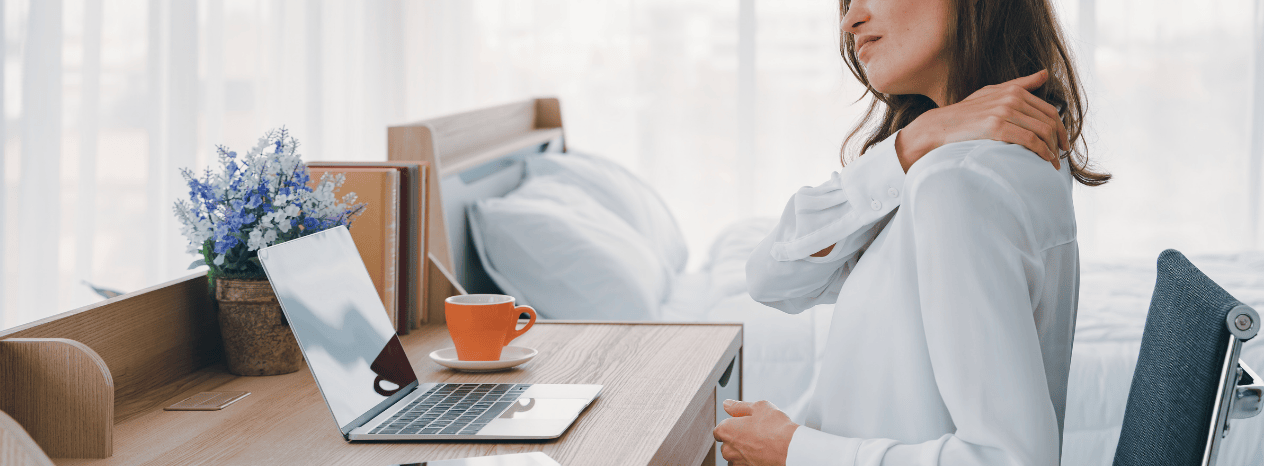 Pracownik biurowy siedzący ergonomicznie przy biurku – zdrowy kręgosłup w pracy